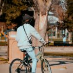 Jeune homme faisant du vélo ©Pexels